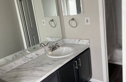 Sandy Springs Casa | Quiet area with pool and gym in the area . Mall is 10 minutes away