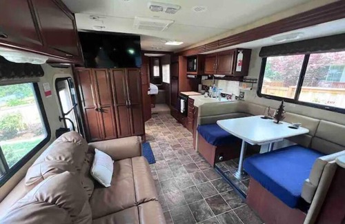Rainier Valley Casa | Quiet Backyard Class A Motorhome. Near Airport and Light Rail