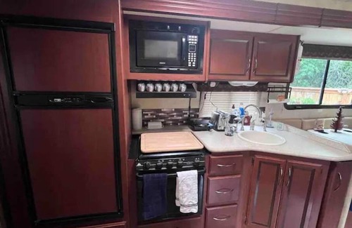 Rainier Valley Casa | Quiet Backyard Class A Motorhome. Near Airport and Light Rail