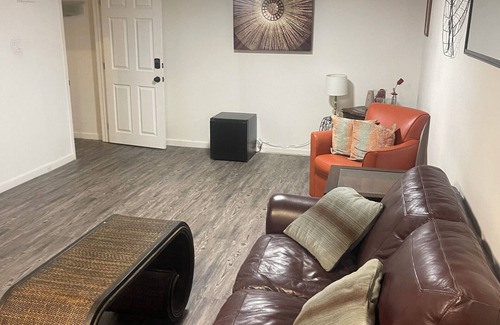 Aurora Apartamento | Quiet basement apartment in cul de sac. 1600 squ feet great for small parties