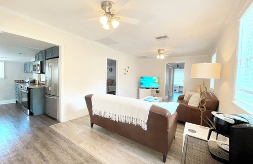 Bradenton Casa | Quiet beach cottage with SPA near Anna Maria Island and IMG, downtown