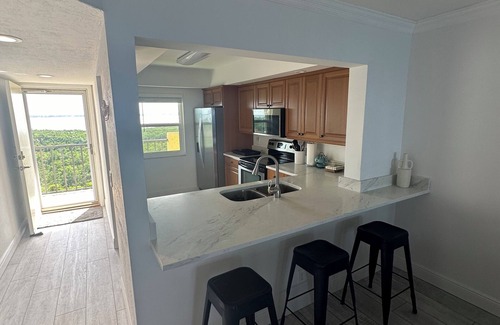 Hutchinson Island South Condominio | Quiet beachfront penthouse offering everything needed for a coastal getaway