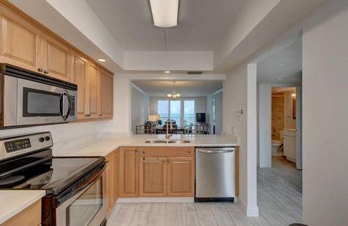 Hutchinson Island South Condominio | Quiet beachfront penthouse offering everything needed for a coastal getaway