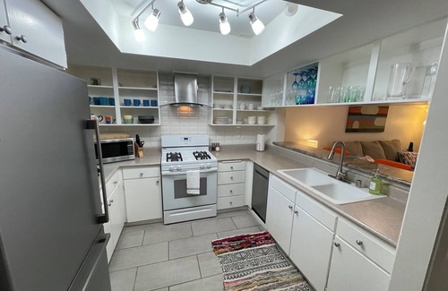 Racquet Club Estates Condominio | Quiet Beautiful Condo in Central Palm Springs.