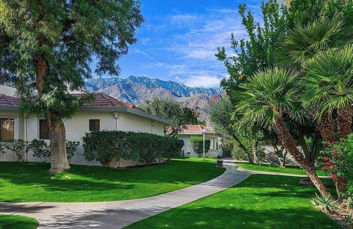 Racquet Club Estates Condominio | Quiet Beautiful Condo in Central Palm Springs.