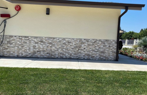 Thousand Oaks Casa | Quiet bedroom in house with couch and desk Thousand Oaks