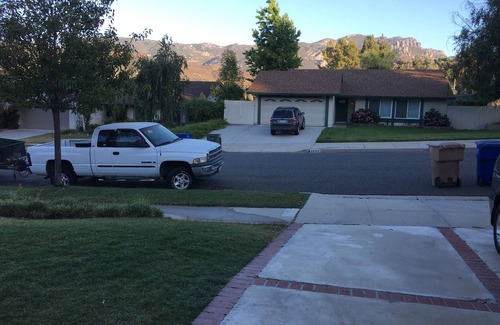 Thousand Oaks Casa | Quiet bedroom in house with couch and desk Thousand Oaks
