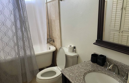 Thousand Oaks Casa | Quiet bedroom in house with couch and desk Thousand Oaks