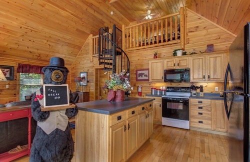 Kodak Cabina | … Quiet Cabin Getaway … Close to Town … Hot Tub …