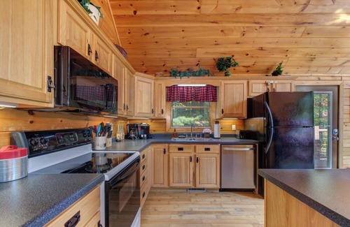 Kodak Cabina | … Quiet Cabin Getaway … Close to Town … Hot Tub …