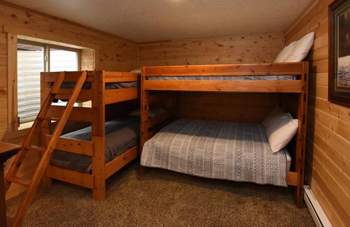 Island Park Cabina | Quiet Cabin in the Woods, Near Yellowstone, Sleeps 12.