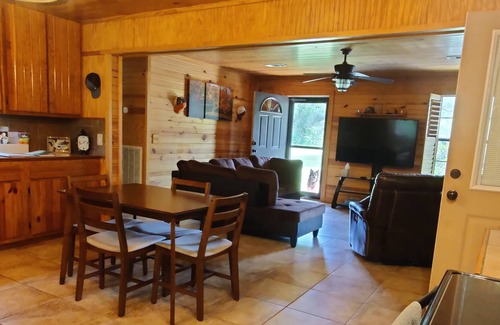 Oakland Casa | Quiet cabin near Enid Lake