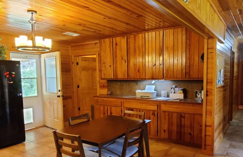 Oakland Casa | Quiet cabin near Enid Lake