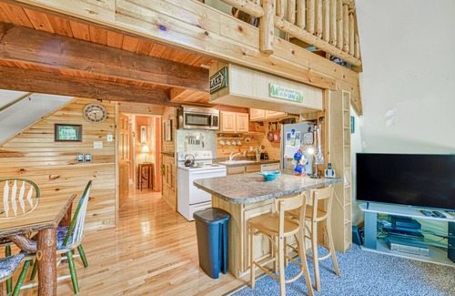 Sky Valley Cabina | Quiet cabin near the lake with large deck, private hot tub, firepit, & game room