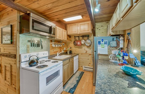 Sky Valley Cabina | Quiet cabin near the lake with large deck, private hot tub, firepit, & game room