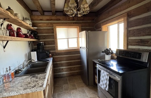 Hallsville Cabina | Quiet Cabin on Walnut Creek, Covered Deck, Hot Tub, Swimming Hole, Shelter House