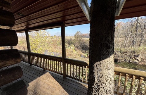 Hallsville Cabina | Quiet Cabin on Walnut Creek, Covered Deck, Hot Tub, Swimming Hole, Shelter House