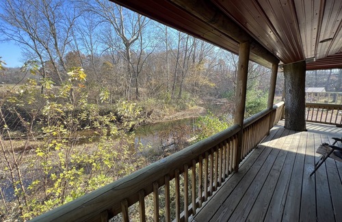 Hallsville Cabina | Quiet Cabin on Walnut Creek, Covered Deck, Hot Tub, Swimming Hole, Shelter House