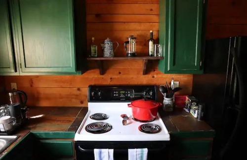 Sylva Cabina | Quiet Cabin: Perfect basecamp for exploring WNC!