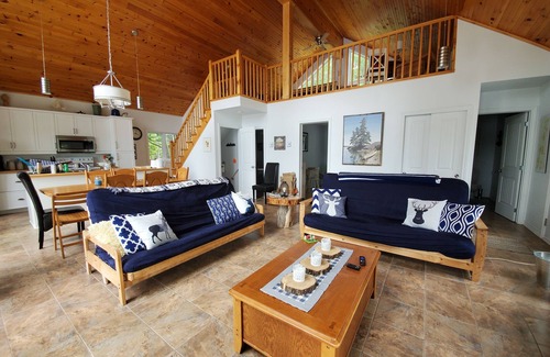 Cayamant Chalet De Esquí | Quiet chalet on a beautiful lake. Available all 4 seasons.
