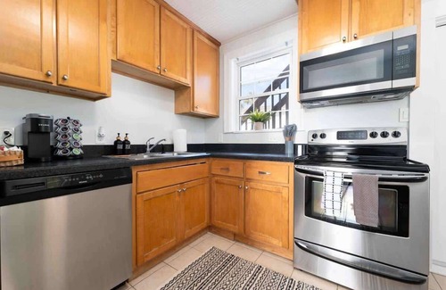 Neptune Beach Apartamento | Quiet coastal condo - just steps to the beach!