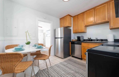 Neptune Beach Apartamento | Quiet coastal condo - just steps to the beach!
