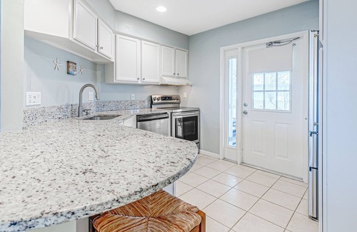 Ormond Beach Plaza Casa | Quiet coastal getaway with fenced yard, screened lanai, & central AC