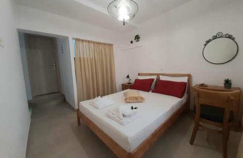 Syros Apartamento | Quiet, colourful home in Cyclades