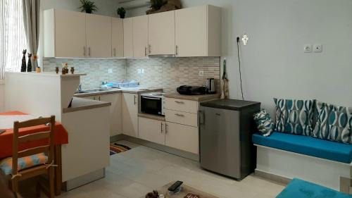 Syros Apartamento | Quiet, colourful home in Cyclades