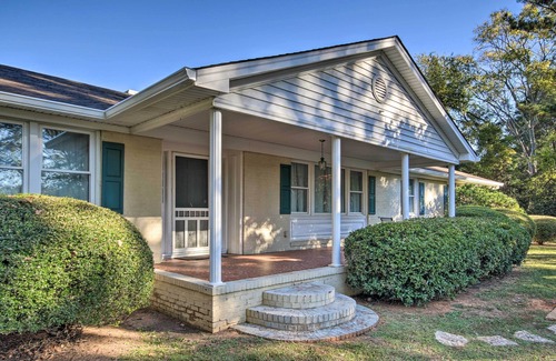 Columbia Cabaña | Quiet Columbia Home w/ Fire Pit & Pool Table!