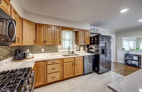 Radcliff Casa | Quiet Comfort: 5 BR & 2.5 BA, 6 TVs, Pet Friendly