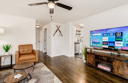 Columbus Casa | Quiet Comfy 3Bd/2B Home w/Hot Tub, Deck & Fire Pit