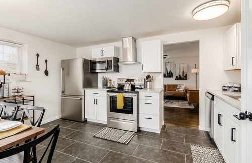 Columbus Casa | Quiet Comfy 3Bd/2B Home w/Hot Tub, Deck & Fire Pit