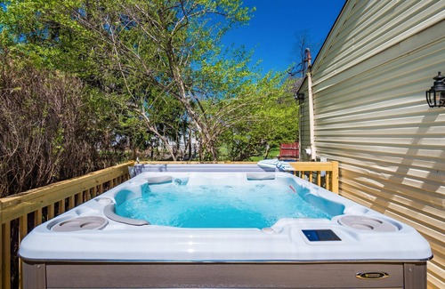 Columbus Casa | Quiet Comfy 3Bd/2B Home w/Hot Tub, Deck & Fire Pit