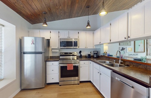 Capri Isle Condominio | Quiet Community in the Heart of Treasure Island. Heated Pool. Comfortable and Spacious Townhome.