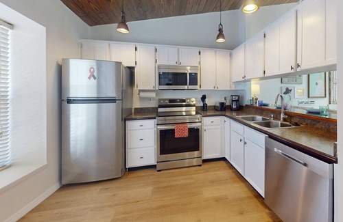 Capri Isle Condominio | Quiet Community in the Heart of Treasure Island. Heated Pool. Comfortable and Spacious Townhome.