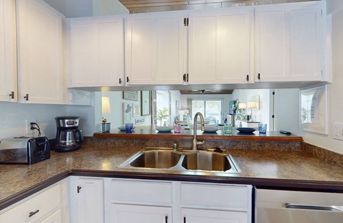 Capri Isle Condominio | Quiet Community in the Heart of Treasure Island. Heated Pool. Comfortable and Spacious Townhome.