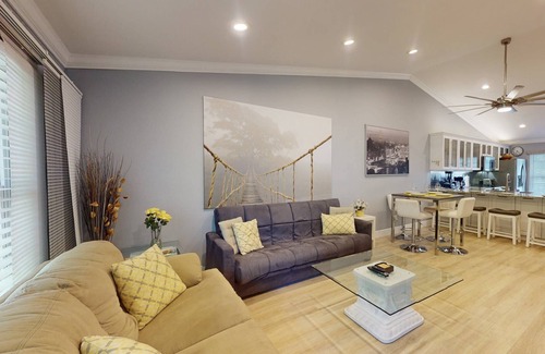 Capri Isle Condominio | Quiet Community Just Minutes from Beach. Spacious. Heated Pool. Great Location.
