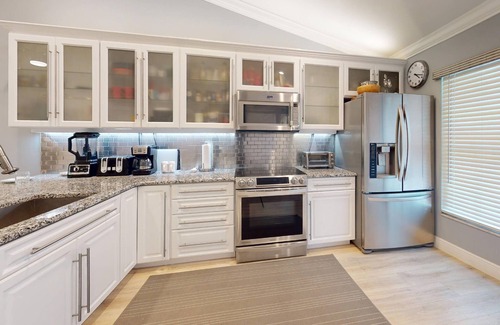 Capri Isle Condominio | Quiet Community Just Minutes from Beach. Spacious. Heated Pool. Great Location.