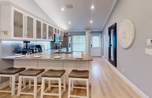 Capri Isle Condominio | Quiet Community Just Minutes from Beach. Spacious. Heated Pool. Great Location.