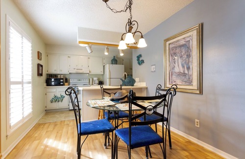 Northeast Pensacola Condominio | Quiet Condo ~ 10 Mi to Dtwn Pensacola
