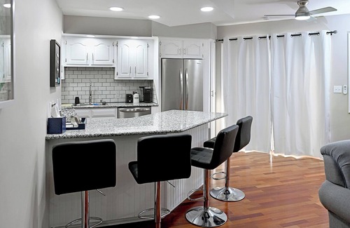 Little River Condominio | Quiet condo with king suite 4 miles from the beach,private balcony,pool hot tub.
