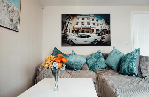 Leeds Apartamento | Quiet, cosy apartment 7 mins from Leeds with Free Wifi, Netflix and parking