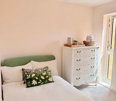 South Hornchurch Casa | Quiet Cosy Room with Private Bathroom & LUSH Products