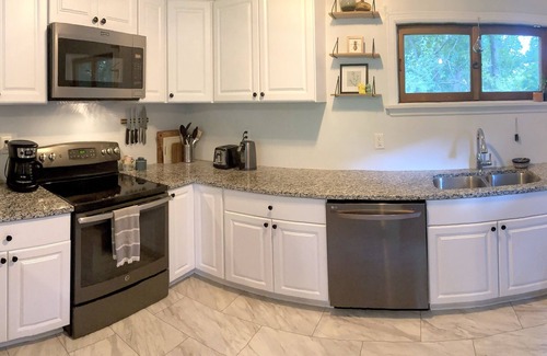 Madison Heights Casa | Quiet Cottage on Cul-De-Sac in Historic Riverside Neighborhood