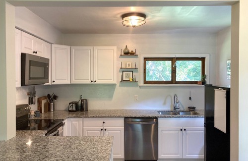 Madison Heights Casa | Quiet Cottage on Cul-De-Sac in Historic Riverside Neighborhood