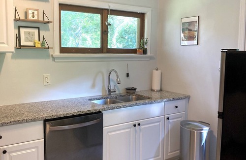 Madison Heights Casa | Quiet Cottage on Cul-De-Sac in Historic Riverside Neighborhood
