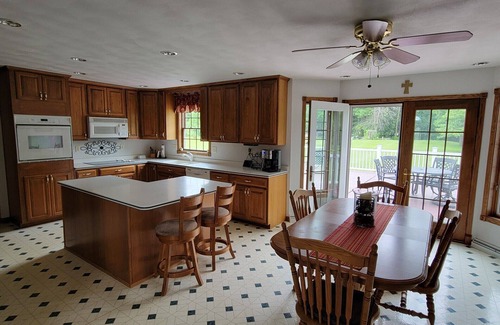 Larsen Casa | Quiet Country Home on 10 acers of land, located only 23 miles from EAA grounds.