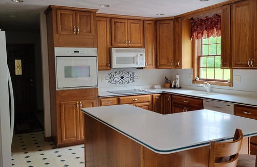 Larsen Casa | Quiet Country Home on 10 acers of land, located only 23 miles from EAA grounds.