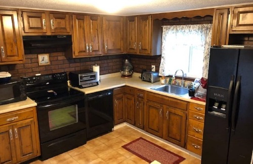 Hamersville Casa | Quiet Country Home tiene capacidad para 23 personas, ideal para reuniones, equipos, retiros